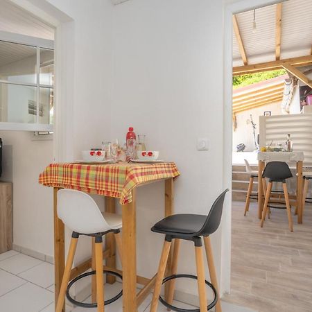 Heliconia - Appt Avec Piscine Partagee Apartment Saint-Pierre Екстериор снимка